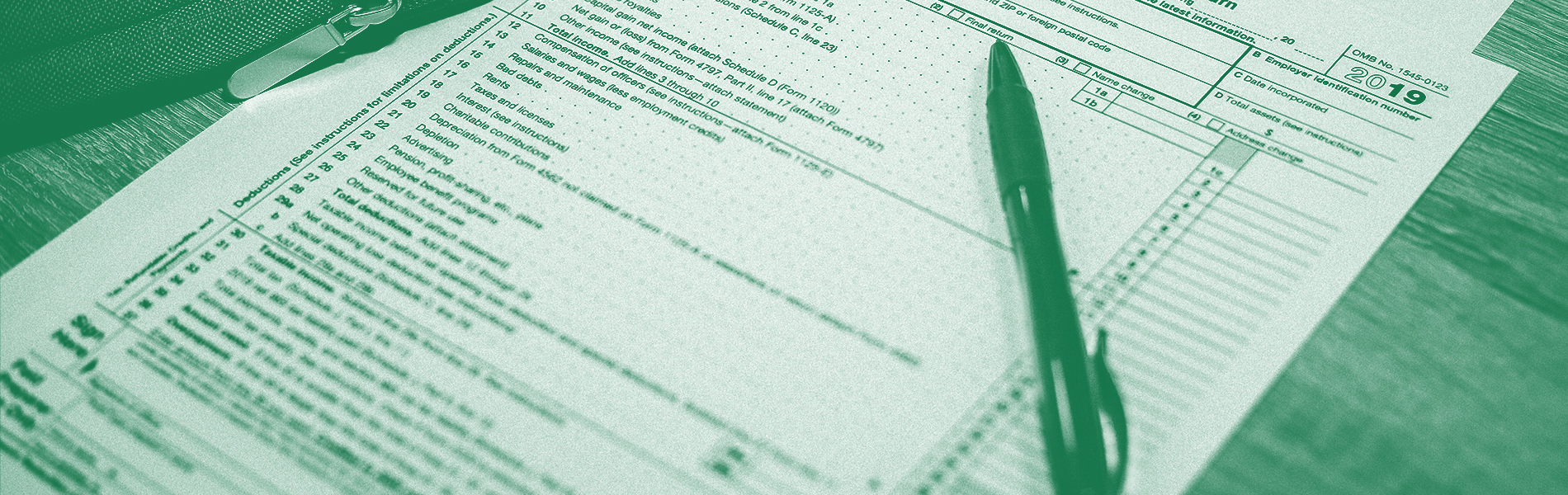 Documentos sobre la declaración de la renta, y un bolígrafo sobre ellos